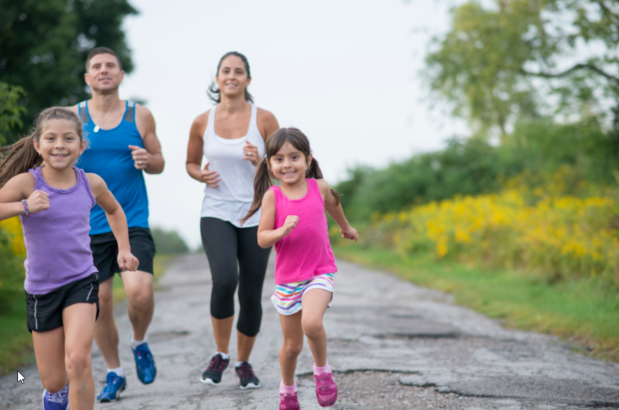 Gezin aan het rolschaatsen